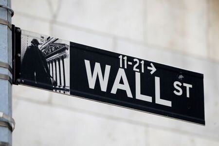 米国株式市場は反発し、主要株価３指数は軒並み終値で最高値を更新した。６月２８日、ニューヨーク証券取引所前で撮影（２０２１年　ロイター／Andrew Kelly）