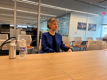 米ボストン地区連銀のコリンズ総裁は３１日、米連邦準備理事会（ＦＲＢ）が利上げを停止したとしても、その水準を当面維持することがインフレ率の２％目標回帰に重要と述べた。ワシントンで撮影（２０２３年　ロイター/Michael S. Derby/File Photo）