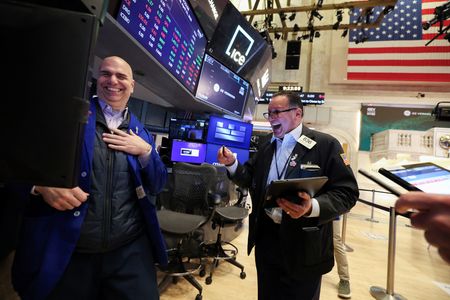 米国株式市場は大幅反発。２２日、ニューヨークで撮影（２０２５年　ロイター/Brendan McDermid）
