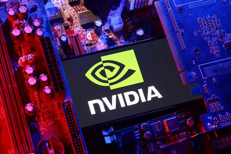 米エヌビディアのロゴとコンピューターのマザーボード。２０２５年８月撮影。REUTERS/Dado Ruvic