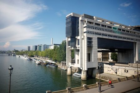 ４月２０日、フランス財務省（写真）は、利払い費は急増するものの、国家の債務負担は予想以上に減少するとの見通しを示した。２０２２年８月撮影（２０２３年　ロイター/Sarah Meyssonnier）