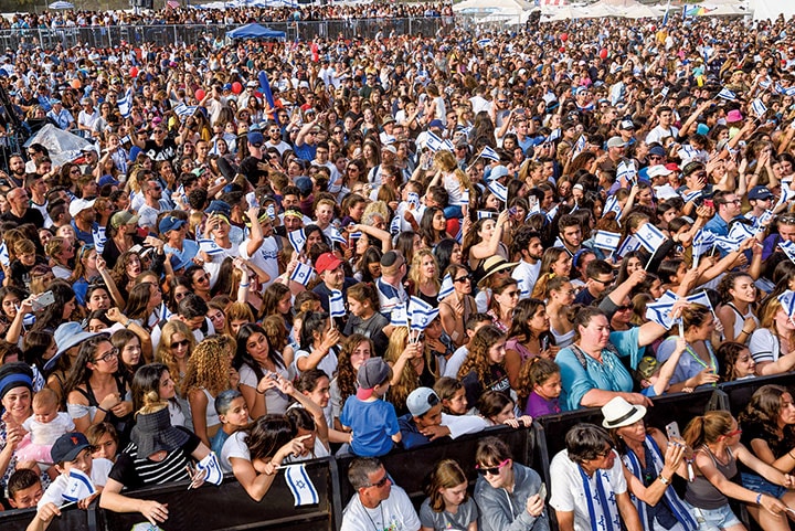 ロサンゼルスでイスラエルの建国70周年を祝うイスラエル出身者　Ronen Tivony-Nurphoto/GETTY IMAGES