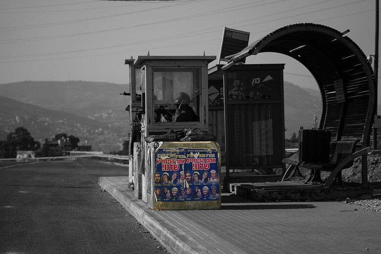 イスラエル軍に逮捕され『英雄』となった入植者のポスター（ヨルダン川西岸地区、2024年6月6日撮影）　TAICHI SOGA