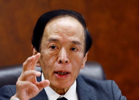日銀の植田和男総裁は２７日、金融研究所主催の「２０２４年国際コンファランス」であいさつし、これまでのところインフレ予想をゼロ％から押し上げることには成功したように思うが、「２％の目標値にアンカーしなければならない」と指摘した。写真は報道各社のインタビューに答える植田総裁。２０２３年５月、東京で撮影（２０２４年　ロイター/Kim Kyung-Hoon）