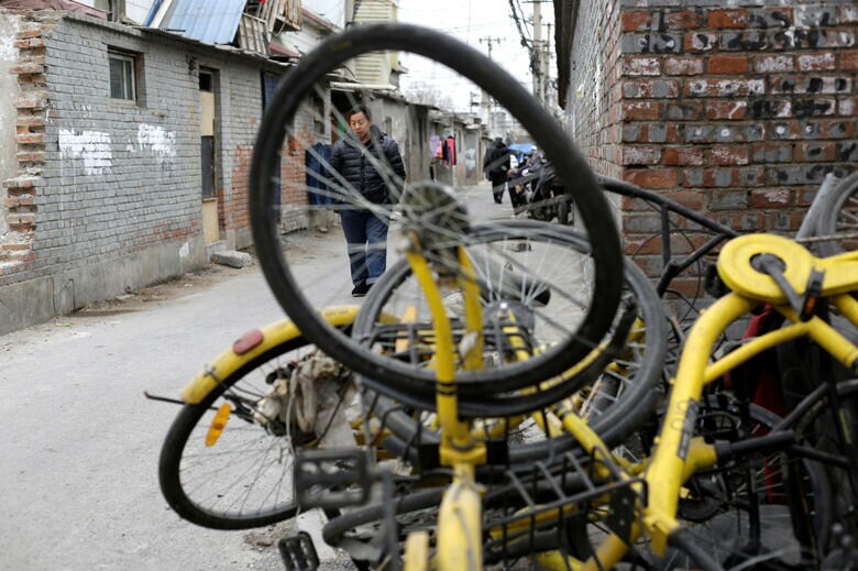 シェア自転車バブルの崩壊で、壊れて路上に放り出されたままになったofo社の自転車（北京郊外）　Jason Lee-REUTERS