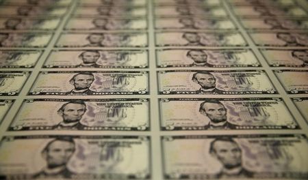 　１月１２日、終盤のニューヨーク外為市場では、ドルが３営業日連続で上昇した。米株式市場が上昇し、金融市場が落ち着きを取り戻すなか、低金利通貨の円やユーロを売って高金利通貨を買う動きが強まった。米財務省造幣局で２０１５年３月撮影（２０１６年　ロイター/Gary Cameron）