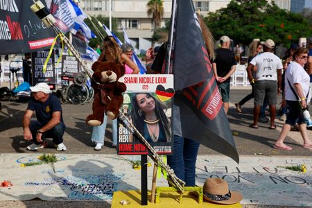 イスラエル政府は３０日、１０月７日に音楽フェスティバルでイスラム組織ハマスに拘束され、ガザ周辺で連れ回されたドイツ系イスラエル人女性シャニ・ルークさん（２３）の死亡が確認されたと発表した。写真は１０月２８日、テルアビブで開かれた人質の家族と支持者による集会で掲げられたドイツ系イスラエル人女性シャニ・ルークさんの写真（２０２３年　ロイター／/Ammar Awad）