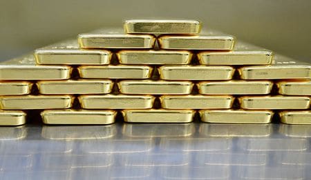 米金融大手ＪＰモルガンは４月２２日、来年は金価格が１オンス＝４０００ドルの大台を付けるとの予想を示した。１月１０日、独ミュンヘンで撮影（２０２５年　ロイター/Angelika Warmuth）