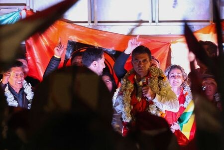 　１０月１９日、南米ボリビアで大統領選の決選投票が行われ、中道「キリスト教民主党」のロドリゴ・パス上院議員（写真）が対立候補で保守派のホルヘ・キロガ氏を破り、当選を確実にした。ラパスで撮影（２０２５年　ロイター/Adriano Machado）