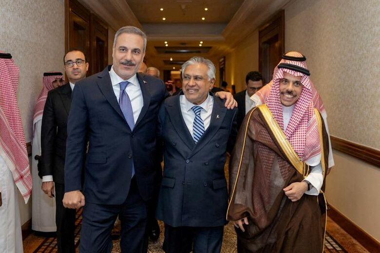 トルコのフィダン外相、パキスタンのダール副首相兼外相、サウジアラビアのファイサル外相。１０月５日、サウジアラビアのリヤドで撮影（２０２６年　トルコ外務省提供）