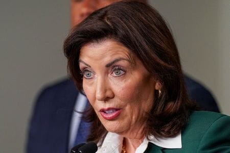 　米東部ニューヨーク州のホークル知事(写真)は、トランプ米大統領に対し、連邦政府がドローン（無人機）攻撃に対する防御を強化するよう書簡で要請した。３月３日、ニューヨークで撮影（２０２５年　ロイター/David Dee Delgado）