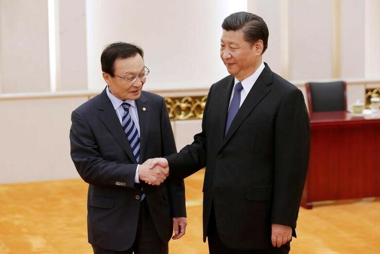 ５月１９日、中国の習近平国家主席（写真右）は、韓国の文在寅大統領の特使として訪中した李海チャン元首相（写真左）と会談し、米新型迎撃ミサイルＴＨＡＡＤ（サード）の韓国配備計画を巡り悪化した両国関係を正常化させたいとの意向を示した。写真は北京で撮影（２０１７年　ロイター／Jason Lee）