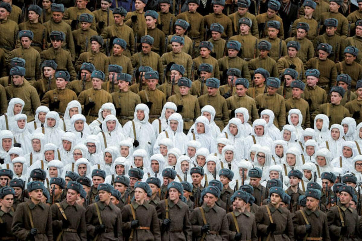 ナチスとの戦いに向かう、伝説のソ連軍パレード再び | ニューズ