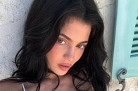 バスローブを脱ぎ、大胆に胸を「まる出し」...米セレブ、すごい格好で娘とのツーショット動画を公開