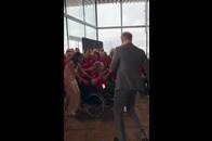 【動画】カメラが捉えたメーガン妃の行動に批判の声 「親切のつもりだろうが...」「障害者に失礼」