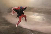 デモ隊に放水銃の攻撃、ジョージア「ロシアそっくり法案」はなぜ今だったのか