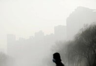 大気汚染に悩む中国　情報公開による規制強化と社会不安でジレンマ