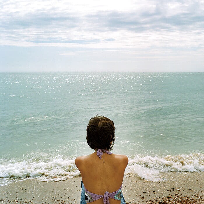 ＜プリヤンカ＞プリヤンカは日常に息が詰まると、イギリス南岸の街ブライトンに出向く。海を眺めたり、漂着したガラス片を拾ったりするのが好きだ