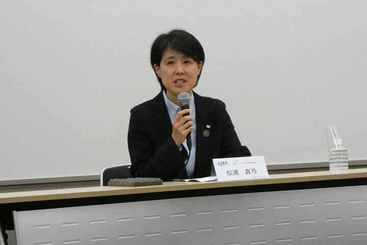 会見で古川さんについて語るJAXA理事で有人宇宙技術部門長の松浦真弓さん
