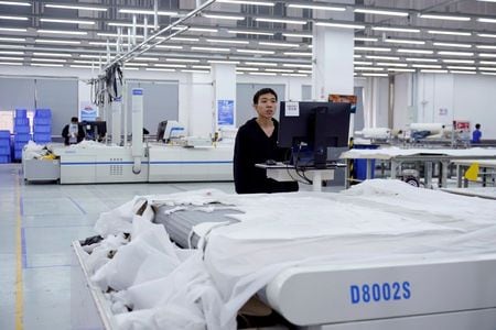中国国家統計局が３１日発表した８月の製造業購買担当者景気指数（ＰＭＩ）は５０．１と、前月の５０．４から小幅に低下した。写真は、中国浙江省杭州市にあるアリババ関連会社の工場内部。２０２０年１１月１０日に撮影。（２０２１年　ロイター／Aly Song）