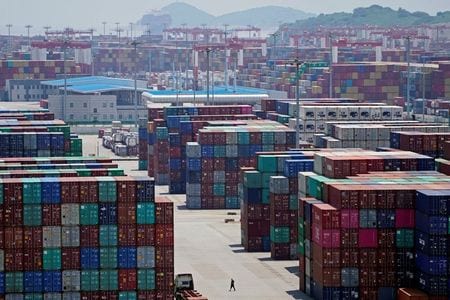 　中国が今年上半期に購入した米国産エネルギー商品は、１月に成立した米中の第１段階通商合意の通年目標（２５３億ドル）の５％にとどまった。写真は上海の港湾施設で２０１９年８月撮影（２０２０年　ロイター／Aly Song）
