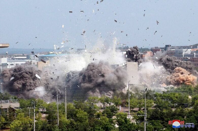 2020年6月16日、北朝鮮の国境の町、開城にある韓国との共同連絡事務所が爆発した様子。KCNA提供。REUTERS