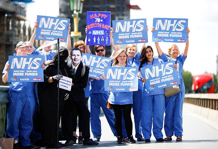 NHSの予算拡大などさらなる制度拡充を求めるロンドンの街頭活動　Henry Nicholls-REUTERS