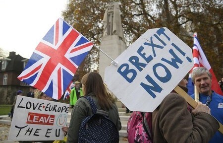 　１２月７日、英議会はＥＵ離脱交渉を来年３月末までに開始するとの政府計画を承認した。写真は議会前でデモを繰り広げる離脱支持者ら、前月２３日撮影。（２０１６年　ロイター／ Toby Melville ）