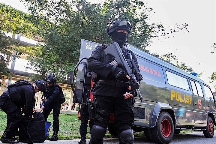 テロ計画を準備していたリアウ大学OBの強制捜査を行う対テロ特殊部隊　Antara Foto Agency-REUTERS