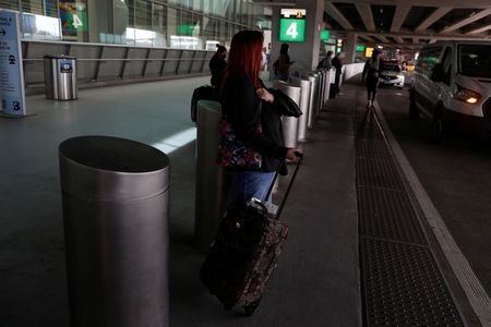 米運輸保安局（ＴＳＡ）は、２１日に米国の空港でセキュリティーチェックを受けた乗客は約１５４万人で、昨年３月１３日以降で最多になったと発表した。ＮYラガーディア空港のようす。１２日撮影（２０２１年　ロイター／Shannon Stapleton）