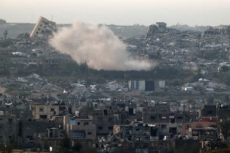 　パレスチナ自治区ガザ北部でパレスチナ住民数百人がイスラム組織ハマスに対する異例の抗議活動を行った。写真は、ガザ北部の爆発で立ち上がる煙。３月２５日、ガザ国境で撮影（２０２５年　ロイター/Amir Cohen）