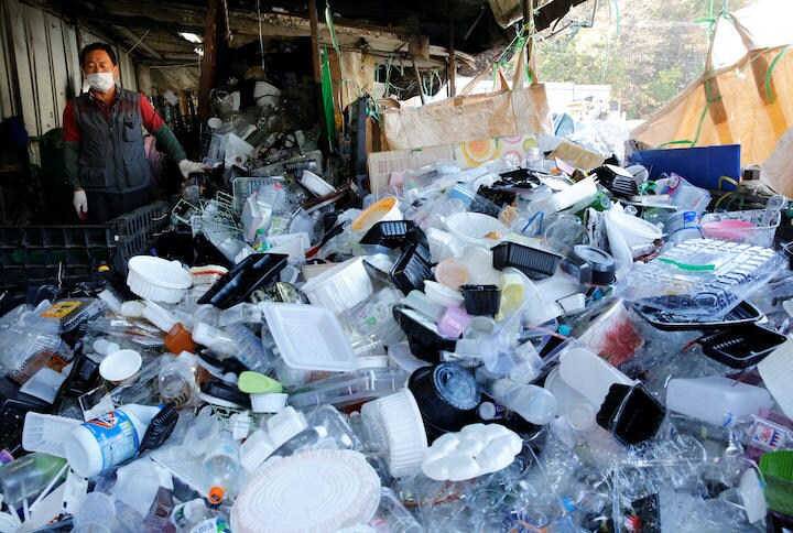 韓国のプラスチック容器リサイクルセンター(2020年）　REUTERS/Heo Ran