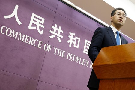 　４月２６日、中国商務省の高峰報道官（写真）は、北京での定例記者会見で、米国は貿易の単独主義を放棄し、対話を通じた建設的なアプローチを取るべきとの見解を示した。写真は北京で６日撮影（２０１８年　ロイター／Thomas Peter）