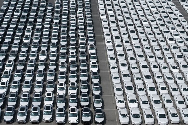 中国乗用車協会（ＣＰＣＡ）が１１日発表した７月の国内自動車販売台数は前年同月比２１．１％減の１４７万台となり、１０カ月連続で減少した。ただ、減少ペースは鈍化した。写真は先月、上海の港に並んだ新車（２０２６年　ロイター／中国日報）
