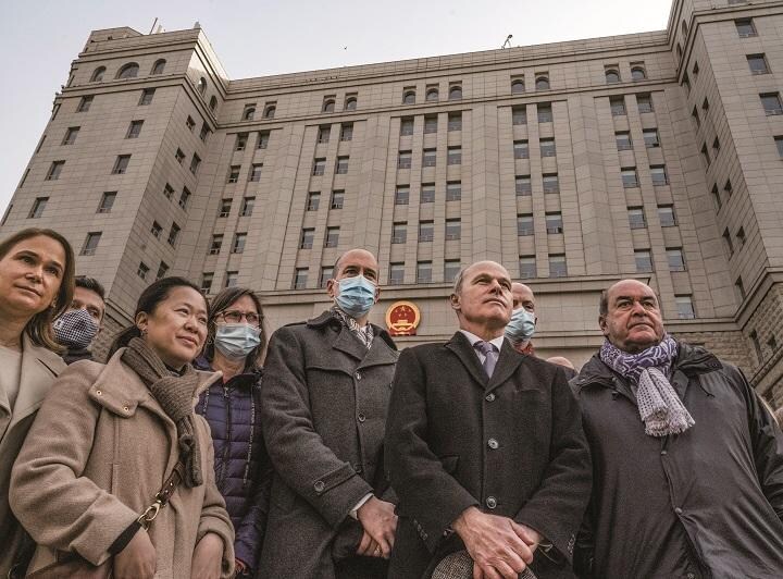 中国当局に拘束されたマイケル・コブリグの裁判の傍聴を認められず、裁判所の外に立ち尽くすカナダ大使館職員ら（北京、2021年3月22日）　KEVIN FRAYER/GETTY IMAGES