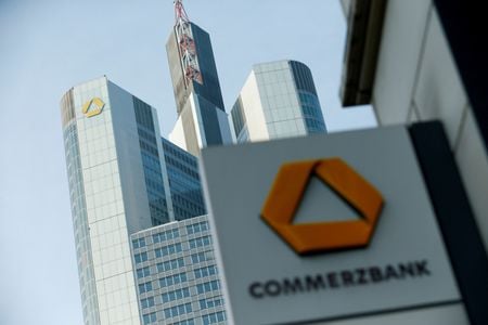 　１１月９日　ドイツのコメルツ銀行が９日発表した第３・四半期決算は５２％の減益となった。写真はコメルツ銀行のロゴ。２０１７年２月、フランクフルトで撮影（２０２２年　ロイター／Ralph Orlowski）