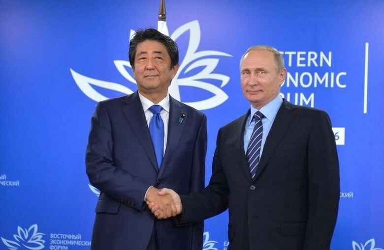 ９月２日、安倍晋三首相（左）はロシアのウラジオストクを訪れ、プーチン・ロシア大統領（右）と日ロ首脳会談を行った。写真は２日、ウラジオストクで撮影（２０１６年　ロイター/Sputnik/Kremlin/Alexei Druzhinin/via REUTERS）