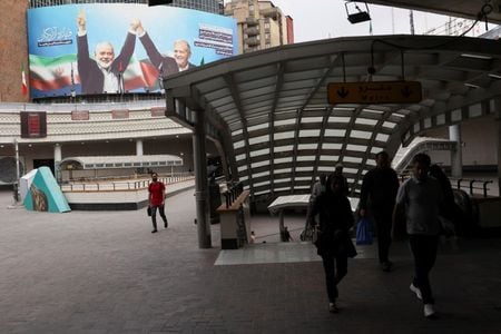 　８月１３日、イスラエルを巡って仏独英がイランに自制を呼びかけたことについて、イラン外務省は「政治的理論を欠き、国際法の原則に反する」などと反論した。写真はイスラム組織ハマスのハニヤ最高指導者とイランのペゼシュキアン大統領の看板。１２日、テヘランで撮影。提供写真（２０２４年　ロイター/Majid Asgaripour/WANA (West Asia News Agency) via REUTERS）