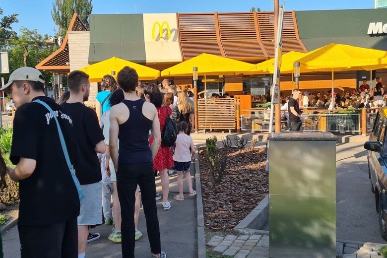 営業再開したマクドナルドに行列をつくるウクライナ市民（6月1日、筆者撮影）