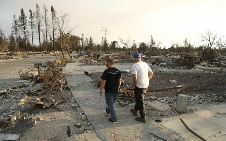 １０月１２日、米カリフォルニア州北部で発生した大規模な山火事で、少なくとも３１人が死亡、避難時の混乱などで数百人が行方不明となっている。写真はサンタローザで撮影（２０１７年　ロイター／JIM URQUHART）