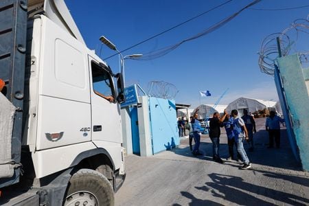 パレスチナ自治区のガザにイスラエル軍がハマスとの戦闘開始以降、初めて燃料輸送車両がエジプトから入った。ガザで１０月２１日撮影。（2023年　ロイター/Mohammed Salem）