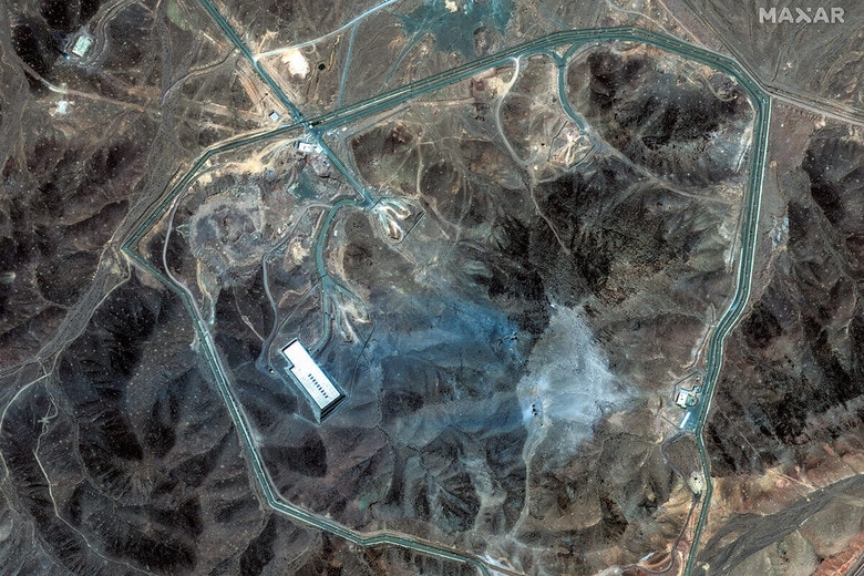攻撃を受けたフォルドゥの地下核施設（6月22日）　SATELLITE IMAGE ©2025 MAXAR TECHNOLOGIES/GETTY IMAGES