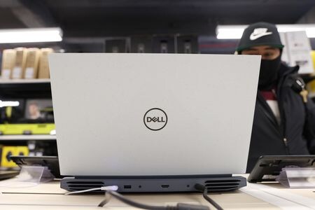 　インドのバイシュナウ電子・情報技術相は８月３０日、ノートパソコンとタブレット、サーバーの分野で生産連動型奨励策（ＰＬＩ）に少なくとも外国企業３２社からの応募が寄せられていると明らかにした。写真はデルのパソコンを見ている人。２０２１年１１月、米ニューヨークで撮影（２０２３年　ロイター/Andrew Kelly）