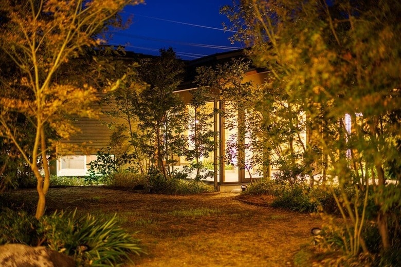 四季折々、さらには一日の時間の移り変わりで劇的に表情を変えるやど紫苑亭の自然庭園