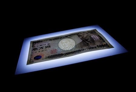 　６月２５日、日銀が発表した１─３月期の資金循環統計によると、家計が保有する金融資産残高は３月末時点で１９４６兆円となり、前年に比べて７．１％増加した。写真は円紙幣。都内で２０１０年１０月撮影（２０２１年　ロイター/Kim Kyung-Hoon）