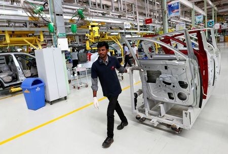 ９月２日、インドの自動車大手マヒンドラ・アンド・マヒンドラは、半導体不足により、９月の自動車生産が２０－２５％減少するとの見通しを示した。写真はチャカンの同社工場で２０１６年９月撮影（２０２１年　ロイター/Danish Siddiqui）