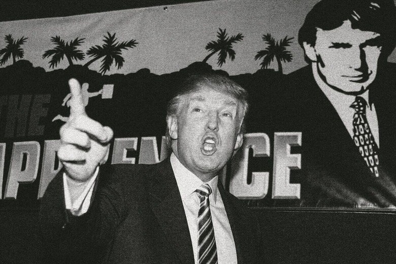 『アプレンティス』はトランプを将来を見通せるリーダーに祭り上げた（番組のバナーとトランプ、2006年）　FRAZER HARRISONｰGETTY IMAGESｰSLATE