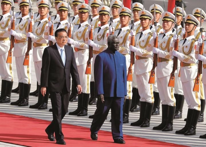 2019年秋に北京を訪れ、歓迎式典で中国の李克強首相と並んで閲兵するソガバレ首相　THOMAS PETERｰREUTERS