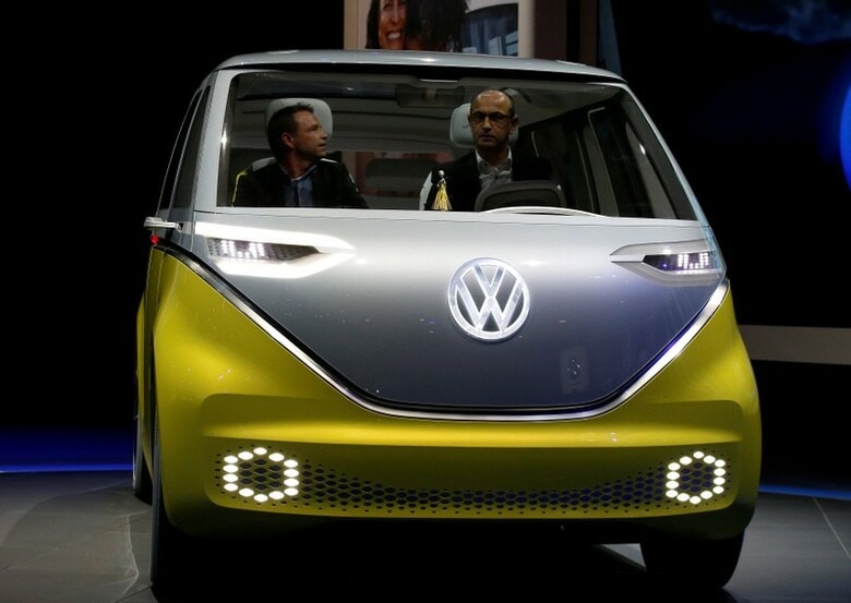 　２月１４日、独自動車大手フォルクスワーゲン（ＶＷ）の設計責任者クラウス・ビショフ氏は、既に公表しているコンセプトカー「Ｉ．Ｄ」シリーズに続く世代の電気自動車（ＥＶ）のデザインについて、米アップルの製品を参考にする考えを示した。写真は同社ＥＶ「Ｉ．Ｄ　Ｂｕｚｚ」のコンセプトカー。米デトロイトで昨年１月撮影（２０１８年　ロイター/Brendan McDermid）