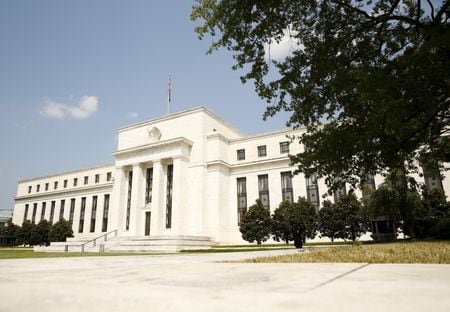 　３月１２日、米金融大手ゴールドマン・サックスは、中東紛争に伴うインフレリスクの高まりを受け、米連邦準備理事会（ＦＲＢ）の利下げ開始時期の予想を後ずれさせ、９月と１２月に０．２５％ポイントの利下げが実施されると見込んだ。写真は連邦準備制度理事会（ＦＲＢ）ビル。ワシントンで２０１５年９月撮影（２０２６年　ロイター/Kevin Lamarque）